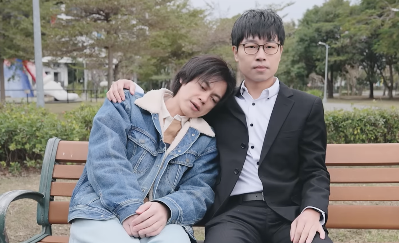 HowHow(左)與藍亦明組成BL劇CP,上演禮儀師與追夢少年間的愛情與甜虐糾葛。(圖/LINE TV提供)