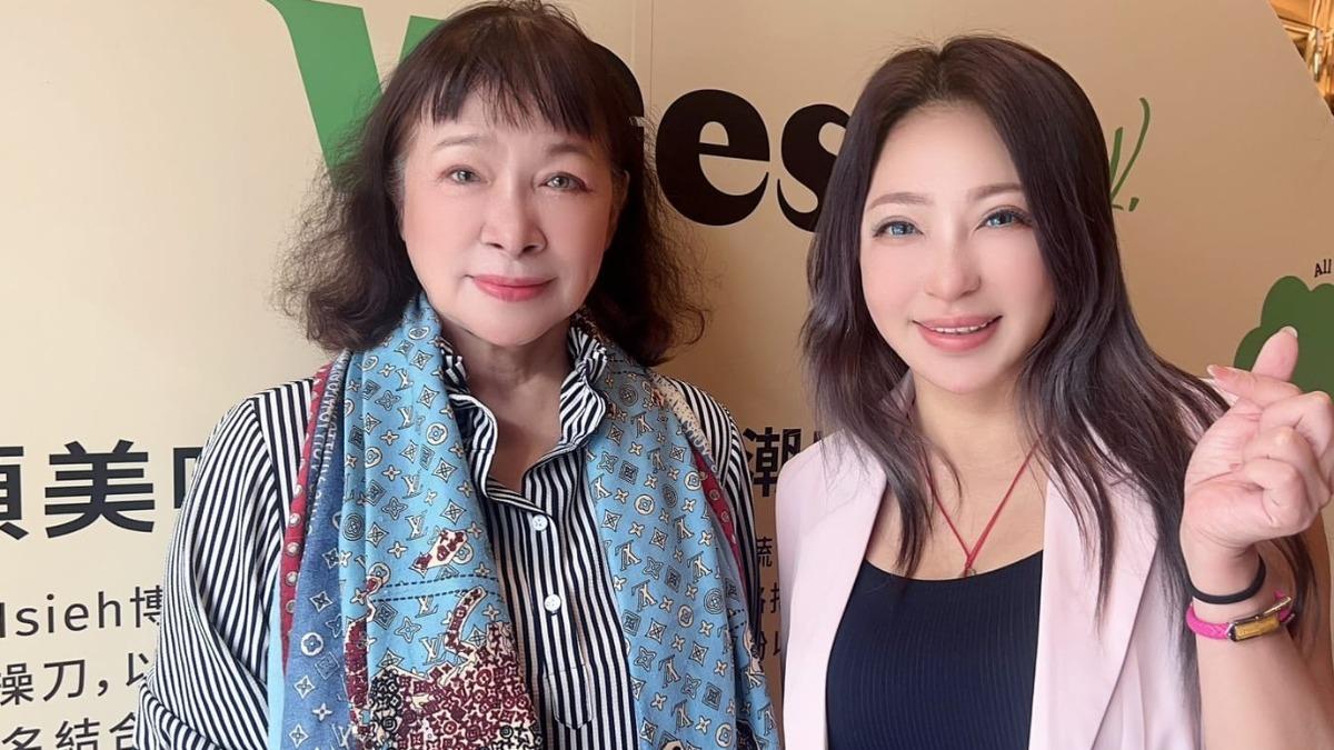 台灣小姐選拔大會主席潘逢卿(左)跟妞妞相見歡。(圖/酷思玩創意提供)