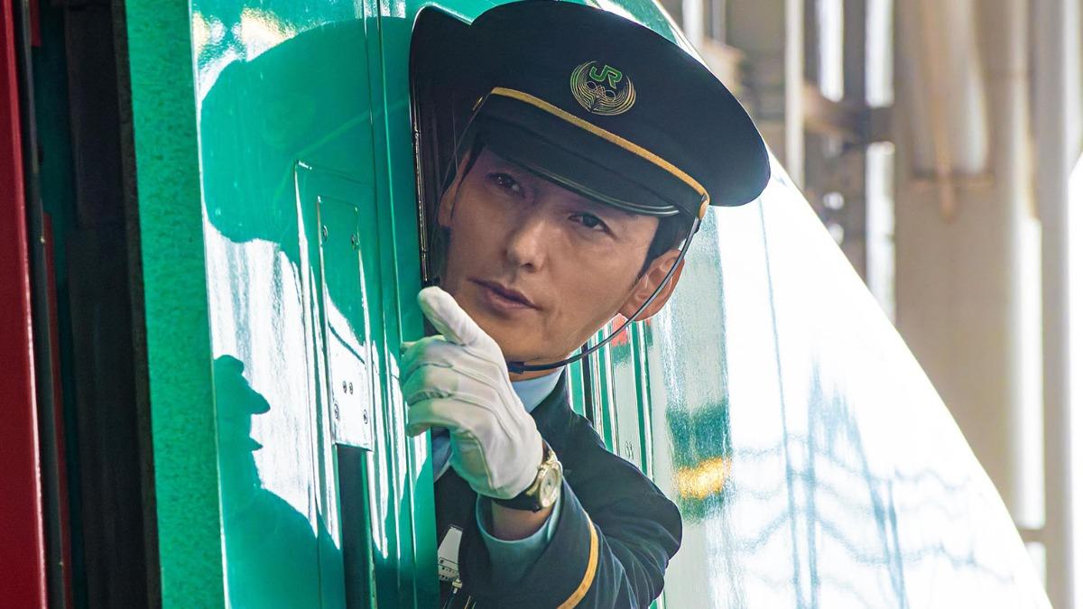 草彅剛在《新幹線驚爆倒數》飾演英勇拯救新幹線的列車長。(圖/Netflix提供)