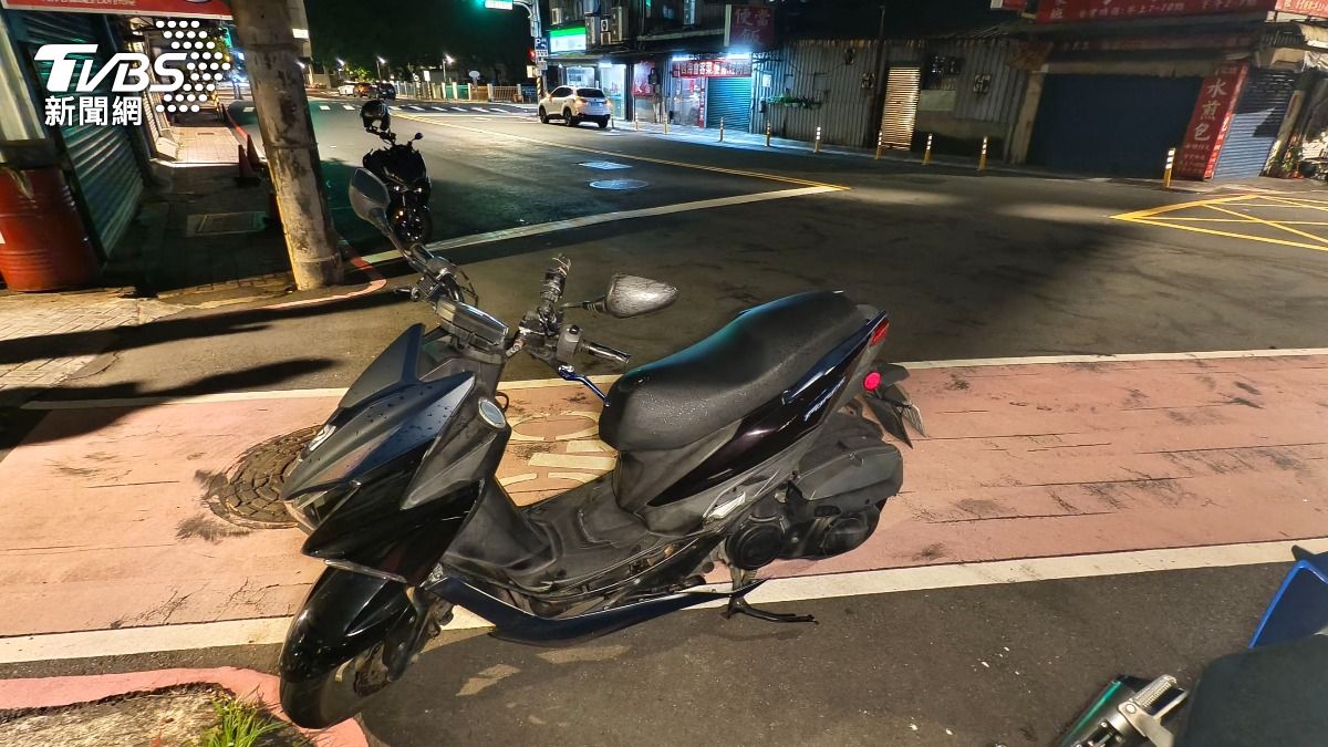 疑違規穿越馬路!機車、行人相撞噴飛 土城翁重傷流一攤血命危
