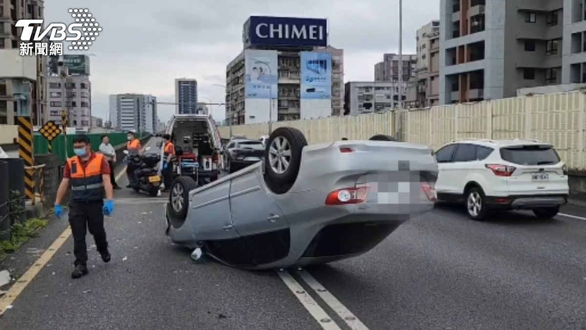 快訊／上班注意！市民高架塞爆　轎車駕駛疑恍神「自撞翻覆」