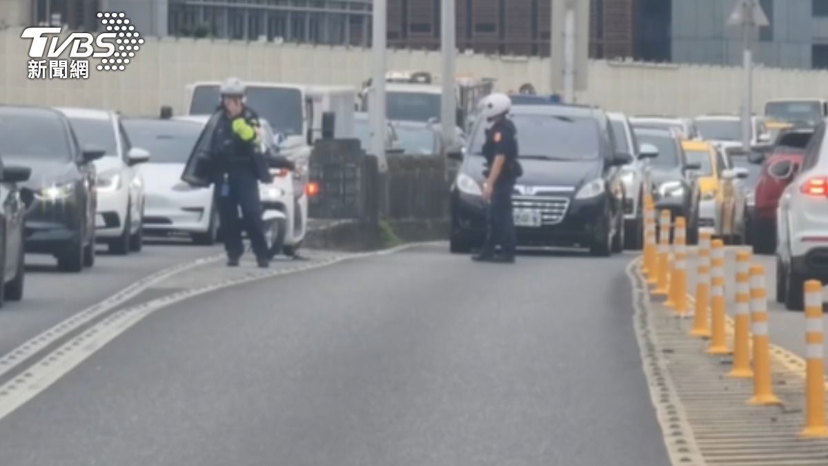 正值上班時間,市民高架塞爆。(圖/陳旭毅攝)