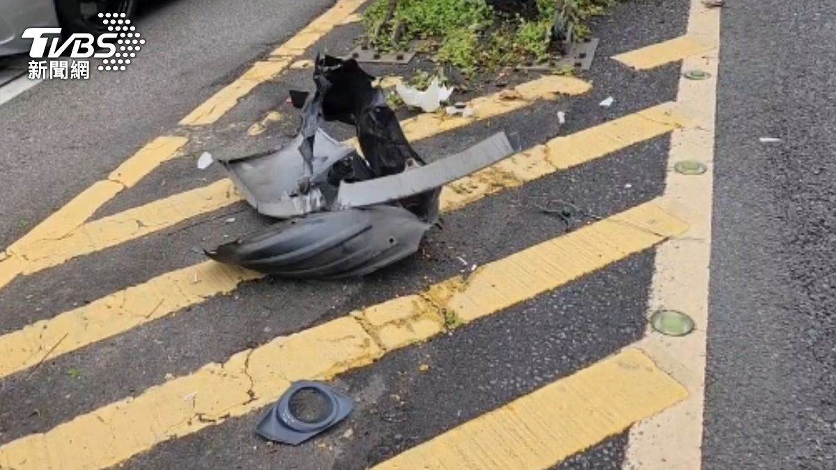 該駕駛自撞翻覆。(圖/陳旭毅攝)