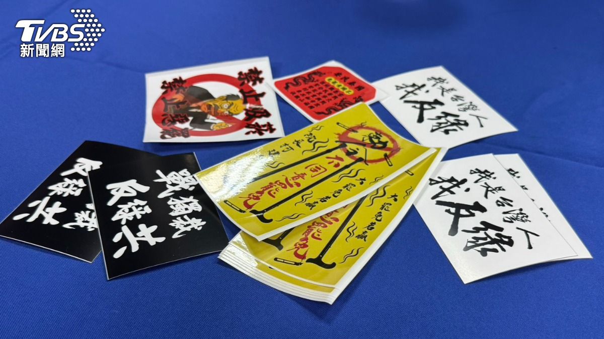 國民黨426凱道集會現場有反綠共扭蛋區,可獲得文宣貼紙。(圖/陳怡潔攝)