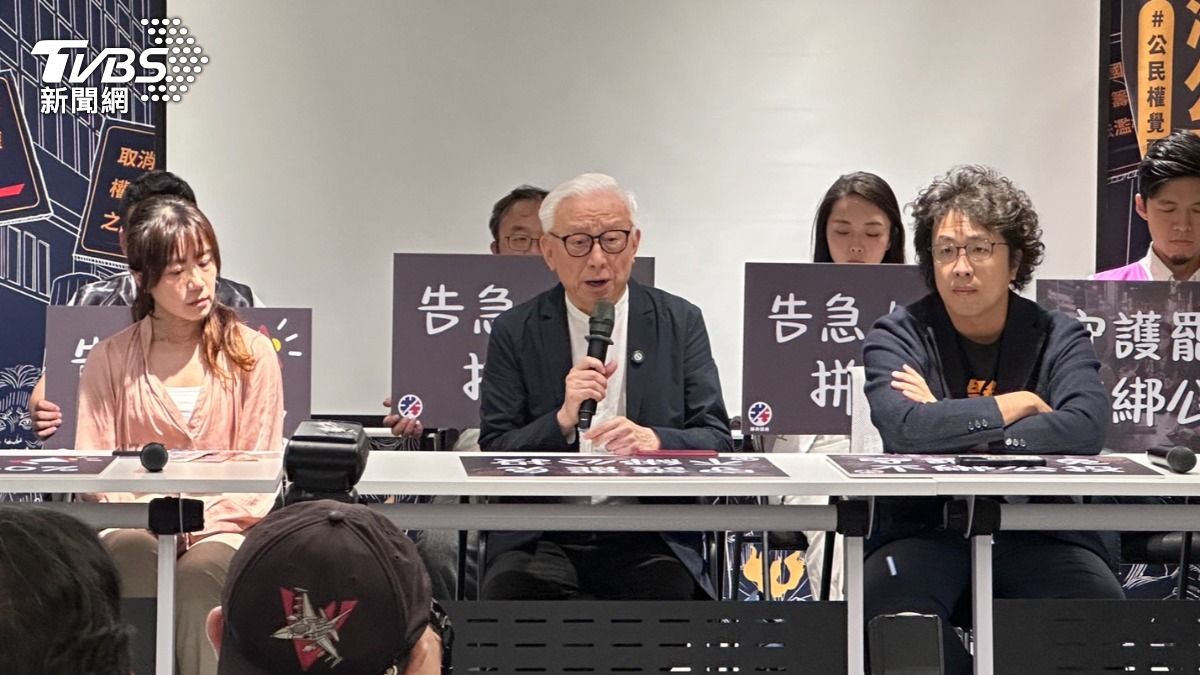 反共護台志工聯盟今（24）日舉行「告急！連署拚130%，別讓罷免被公投偷走」記者會。（圖／林茜妤攝）