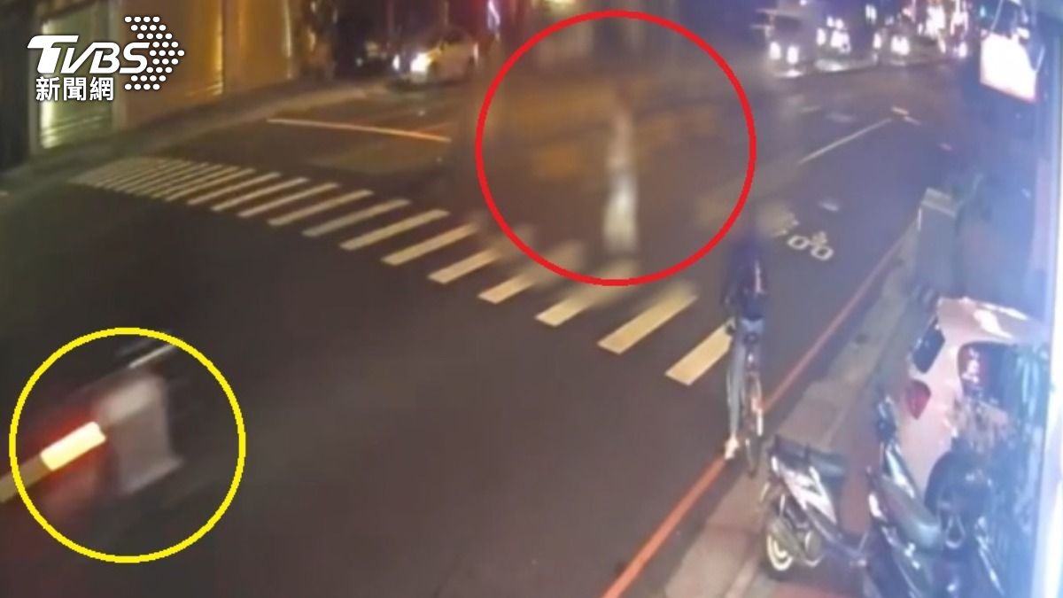 台中行人闖紅燈遭直行機車撞噴 1男1女意識不清送醫
