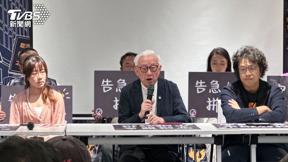 反共護台志工聯盟今（24）日舉行「告急！連署拚130%，別讓罷免被公投偷走」記者會。（圖／林茜妤攝）