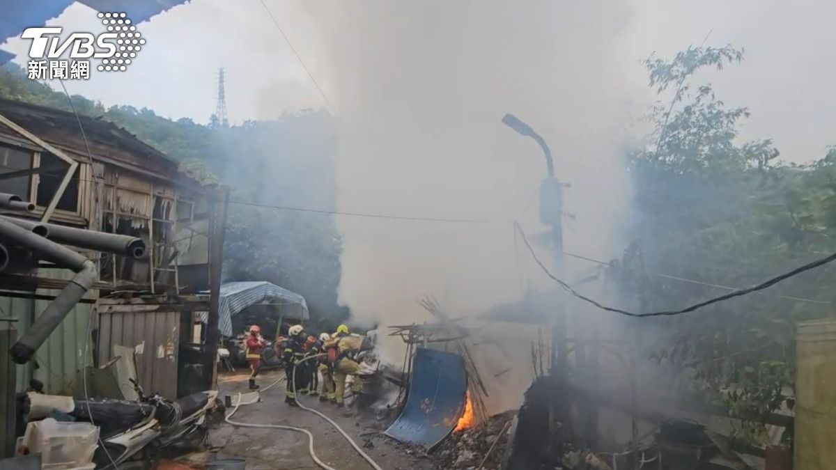 基隆山區工寮起火狂竄黑煙 疑「變電箱開關爆炸」延燒雜物