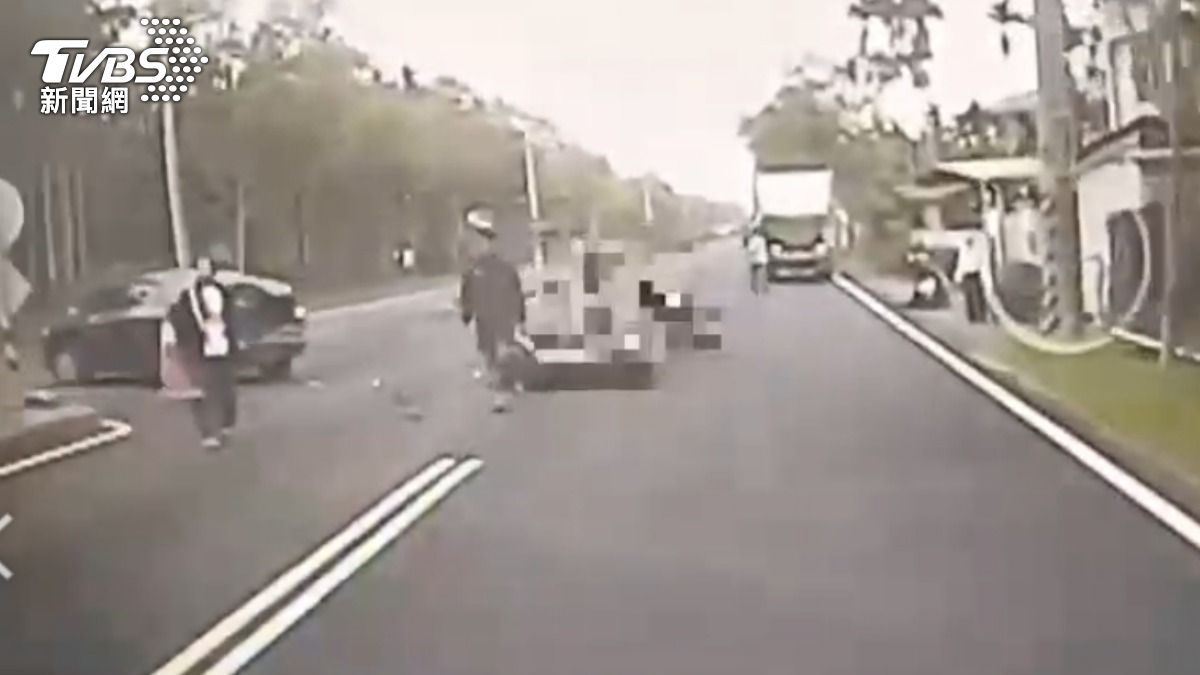 屏東內埔鄉科大路一段和西銀巷交叉路口發生一起死亡車禍。（圖／TVBS）