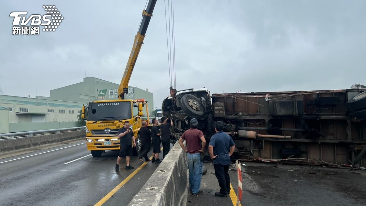 整輛大貨車失控翻覆橫躺在車道上。（圖／TVBS）