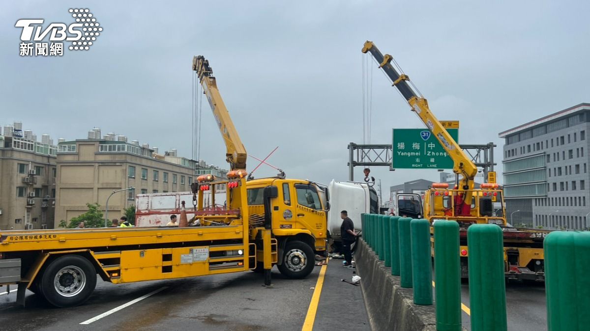 整輛大貨車失控翻覆橫躺在車道上。（圖／TVBS）