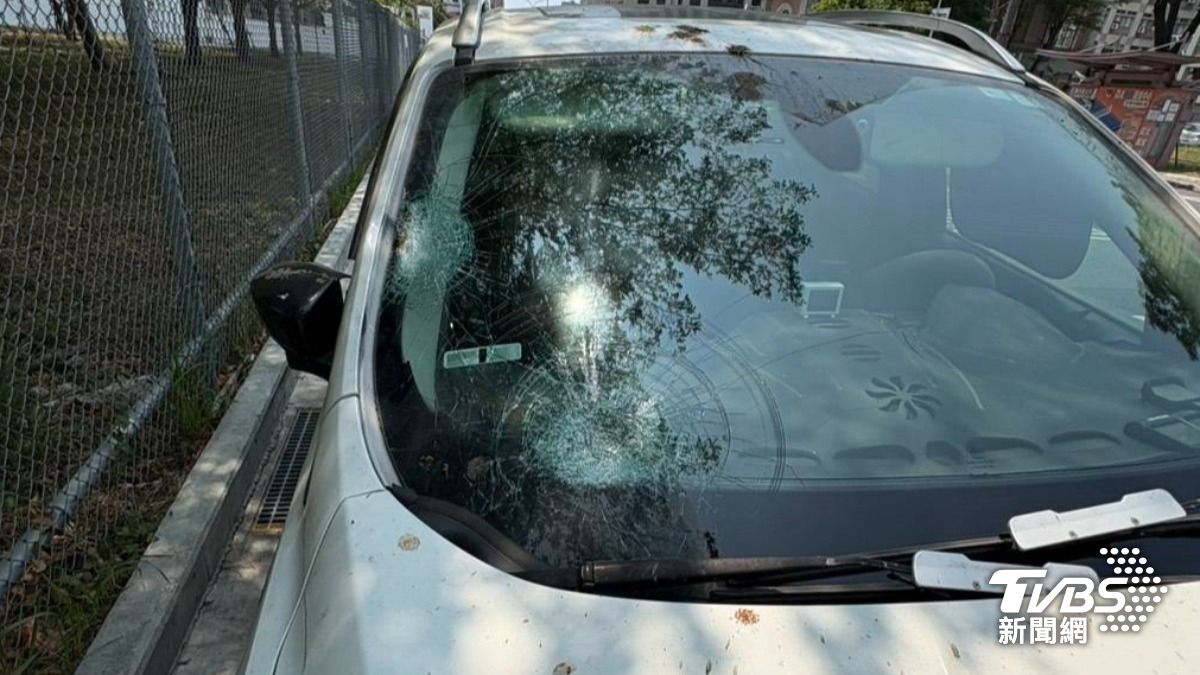 車輛副駕駛位置的擋風玻璃碎裂成蜘蛛網狀。(圖/TVBS)