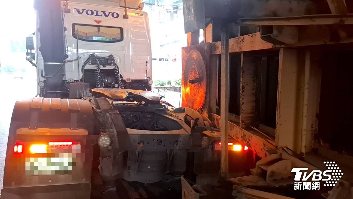 當時車內載有鋁製原料,不過疑似未固定住。(圖/TVBS)