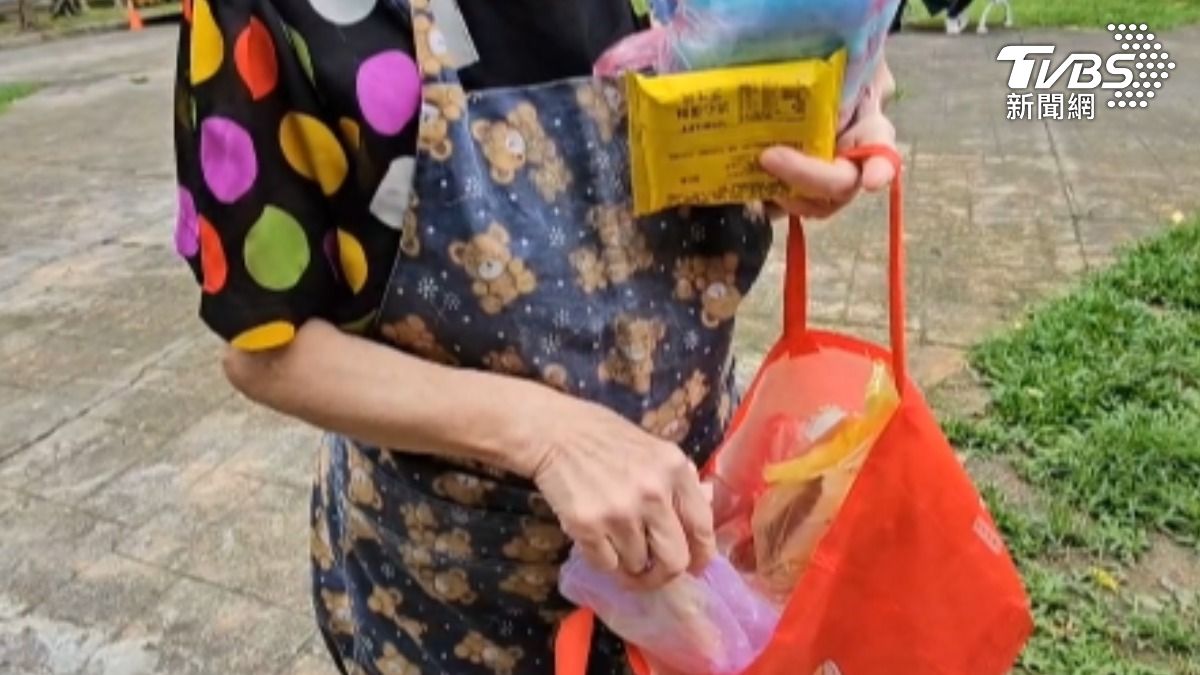 獨／板橋婦搭訕學童推銷臭酸豆干　校長趕人反遭嗆：我又沒搶