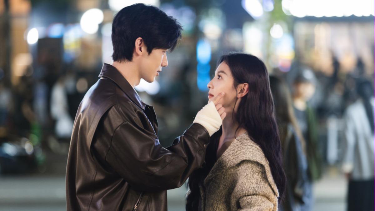 白敬亭(左)與章若楠主演的陸劇《難哄》熱度頗高。(圖/Netflix提供)