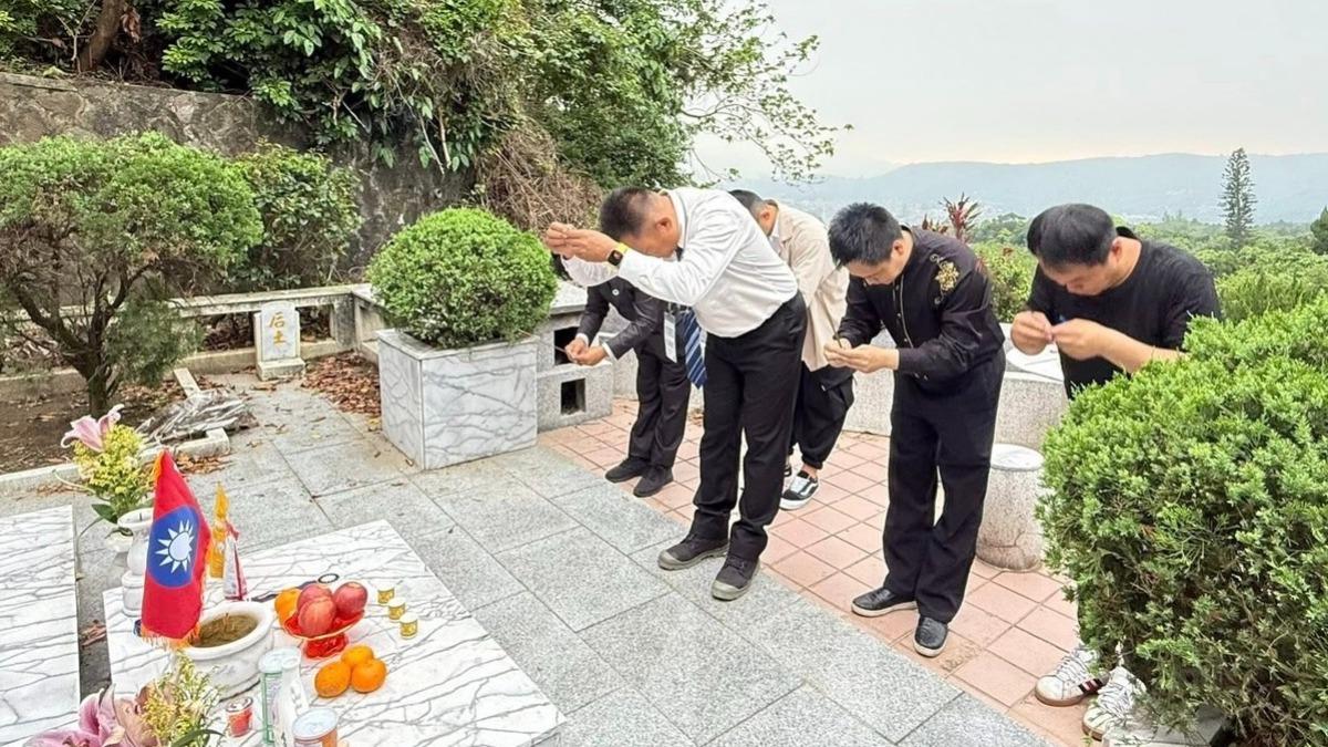孤軍第二代王紹章來台向老長官上香。（圖／紅心字會提供）