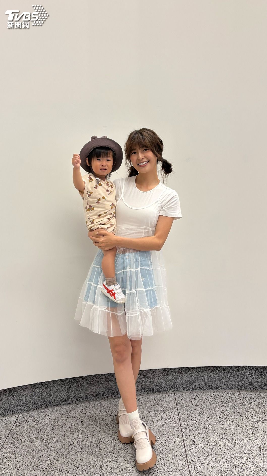 林舒語帶小兒子「奧奧」上工。(圖/謝毅攝)