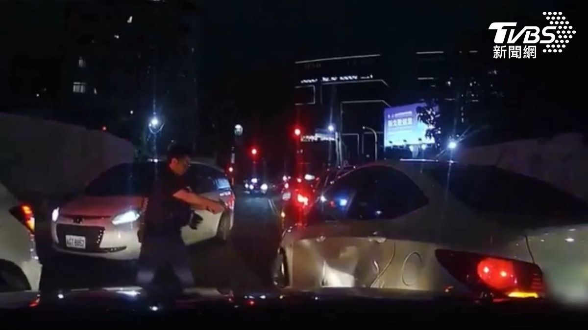 新北毒蟲拒檢「無照逆向闖紅燈」狂逃8公里 警連轟4槍制伏