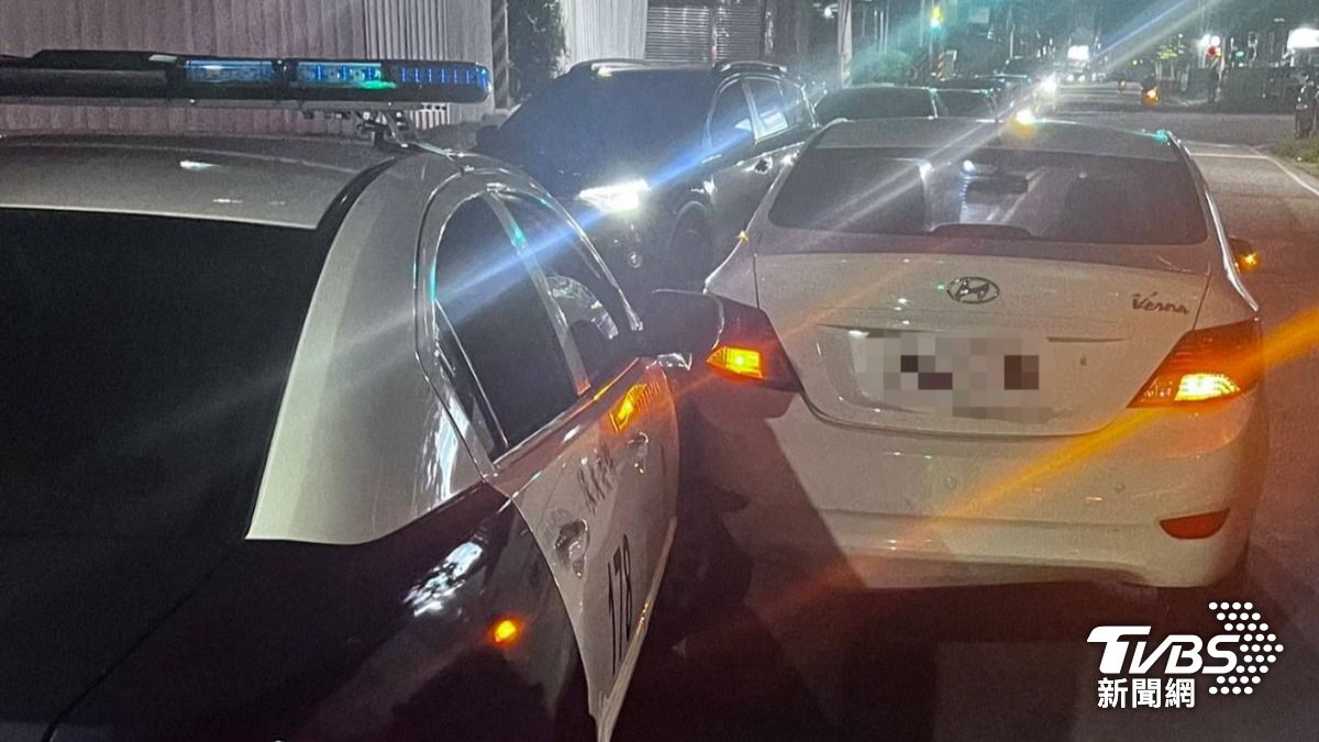 徐男試圖倒車衝撞員警。（圖／TVBS）