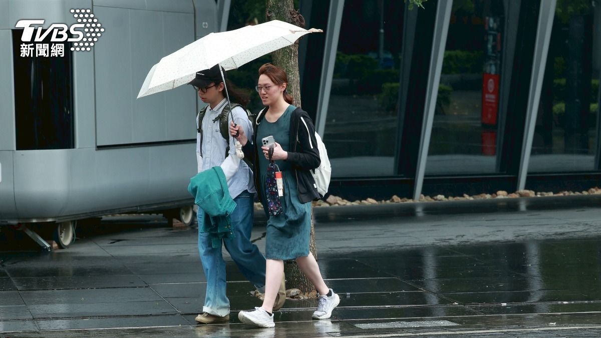 週五、週六雨勢最明顯，外出記得攜帶雨具。（圖／黃城碩攝）