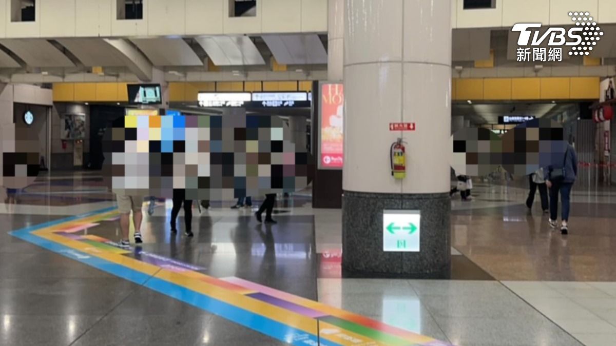 板橋車站有偷拍狼,受害女子驚恐。(圖/threads)