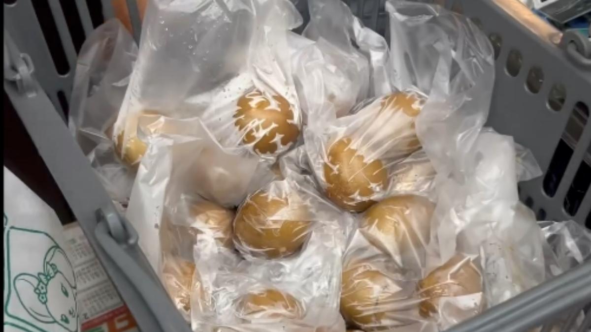 網友因一塊硬幣掉進鍋子,就買了一鍋66顆茶葉蛋。(圖/原PO提供)