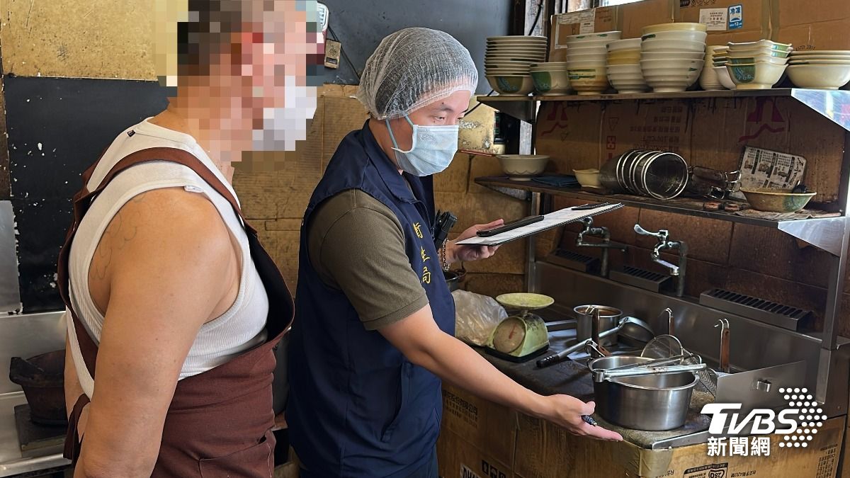 業者回應,第一時間已經協助反應的消費者退費,目前正在釐清牛肉麵中的蟑螂來源。(圖/TVBS)