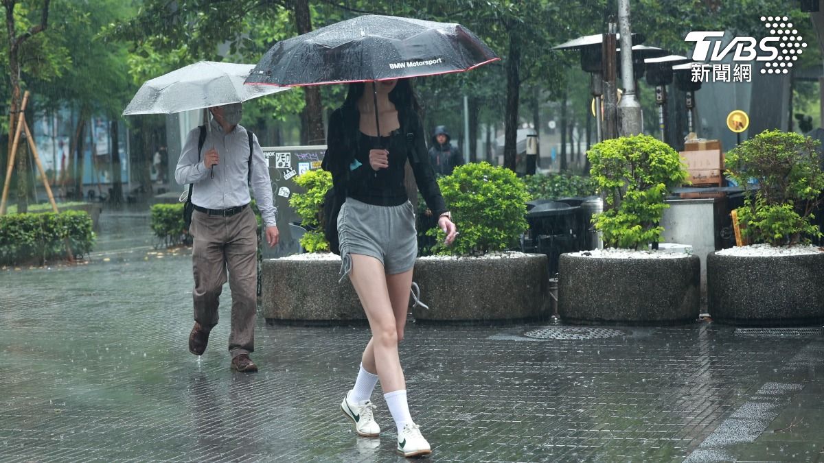 林得恩指出,週日起受南方水氣北抬影響,南台灣及東南部降雨機率轉有增大的趨勢。(圖/黃城碩攝)