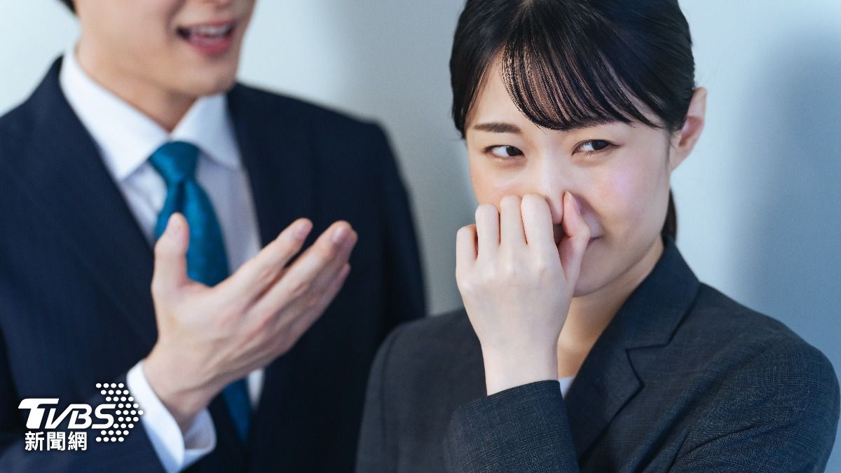 嘴裡有尿騷味!口臭「飄3氣味」要小心 醫示警:恐是癌症