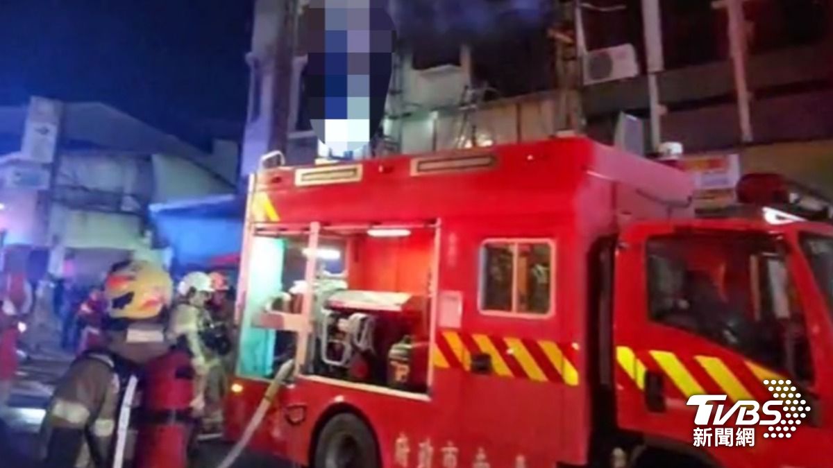 台南市北區文賢路上一家香鋪店,今(25日)凌晨發生火警。(圖/TVBS)