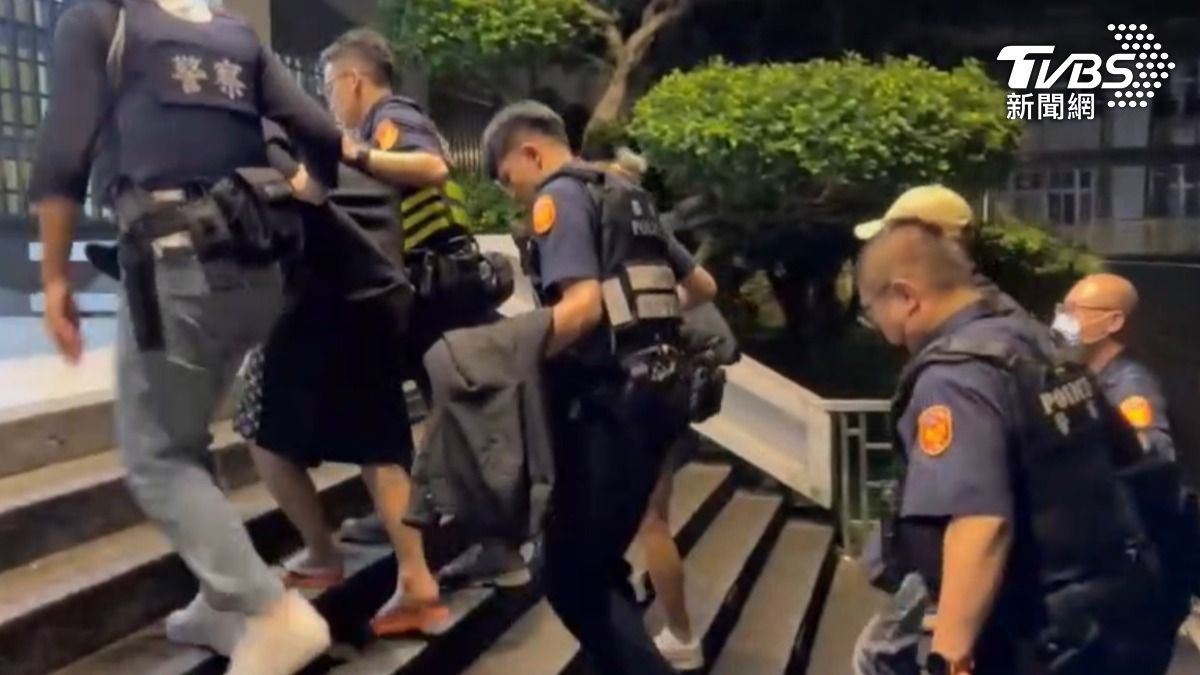 共五名嫌犯涉案，警方在新莊區天祥街一帶攔截可疑小客車。（圖／TVBS）