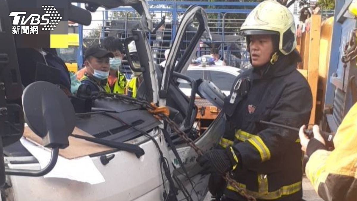 男司機被夾困車內。(圖/TVBS)