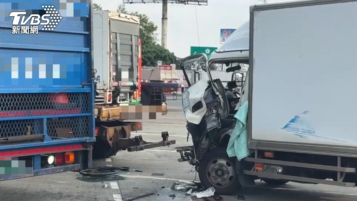 小貨車車頭嚴重毀損。(圖/TVBS)