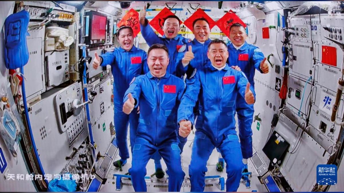 4月25日凌晨1點17分,神舟二十號順利對接太空站,這是中國航天史上第六次「太空會師」,隨後神舟二十號和神舟十九號太空人大合照,留下歷史紀錄。(圖/新華社)
