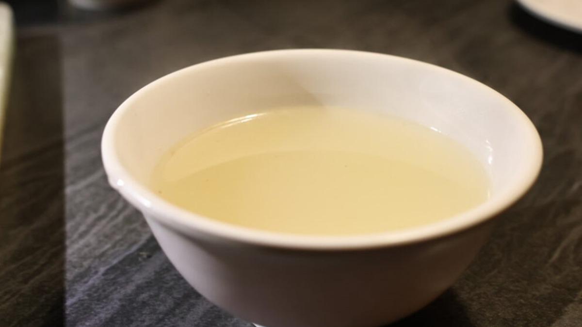 跟其他燒肉店一樣，進來都有一壺雞湯可以喝。（圖／「欸哩日常」提供）