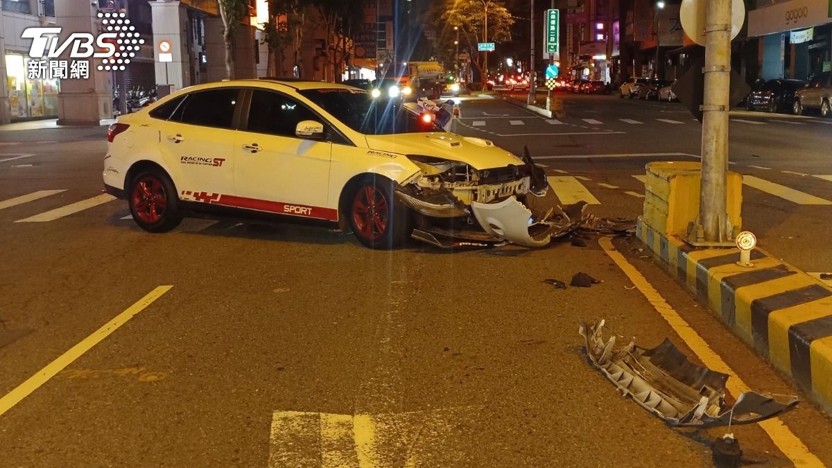 車殼零件噴飛。(圖/TVBS)