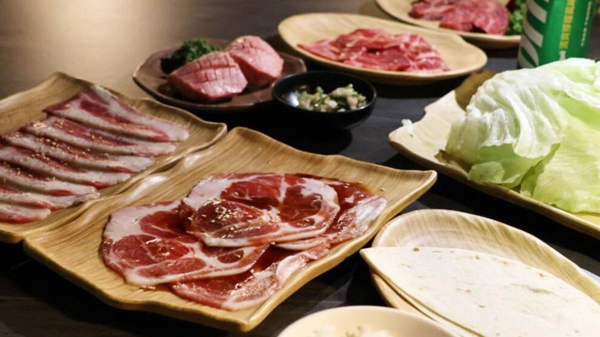 「雙人套餐」爽嗑9種肉品＋海鮮。（圖／「欸哩日常」提供）