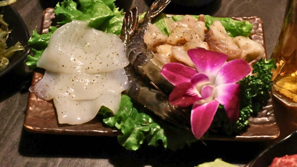 雙人套餐的3款海鮮：紋甲烏賊、蝦子、花枝軟骨。（圖／「欸哩日常」提供）