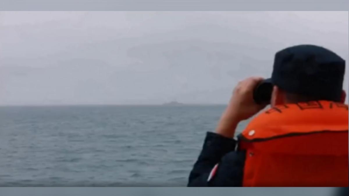 解放軍公布畫面,表示已派出海空兵力,全程緊盯通過台灣海峽的美國軍艦「勞倫斯號」。(圖/CCTV+)