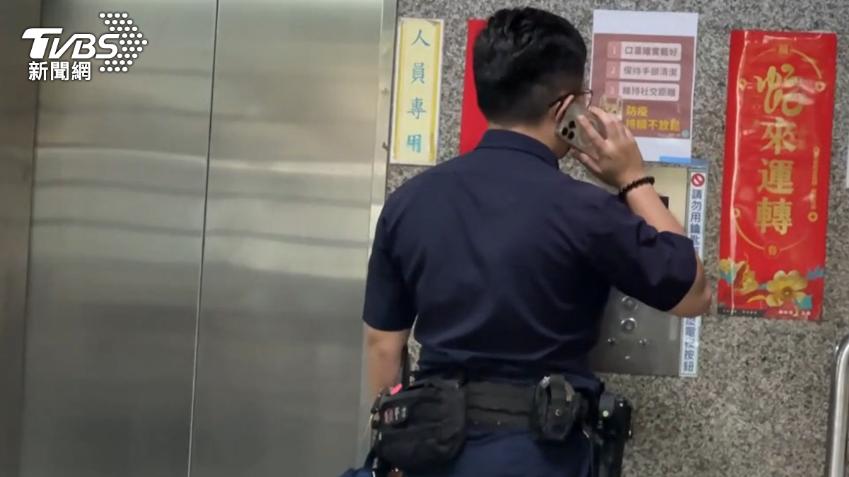 員警趕到大樓現場,詳細案情仍待追查。(圖/TVBS)