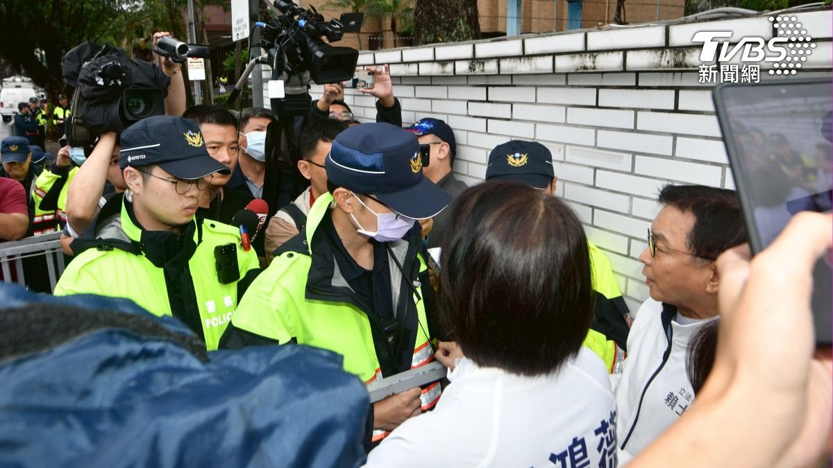國民黨立委到北檢關切黃呂錦茹開庭情況，但警方以「維護地檢署安全」為由拒絕他們入內。（圖／胡瑞麒攝）