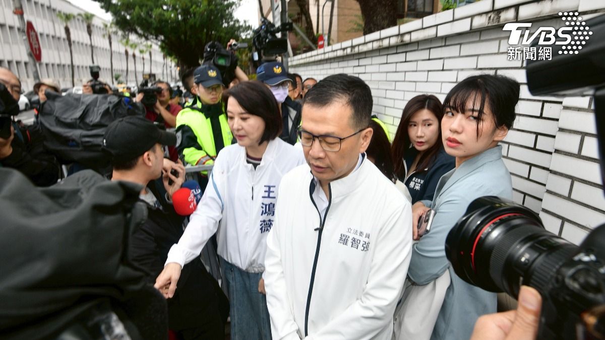 國民黨立委到北檢關切黃呂錦茹開庭情況,但警方以「維護地檢署安全」為由拒絕他們入內。(圖/胡瑞麒攝)