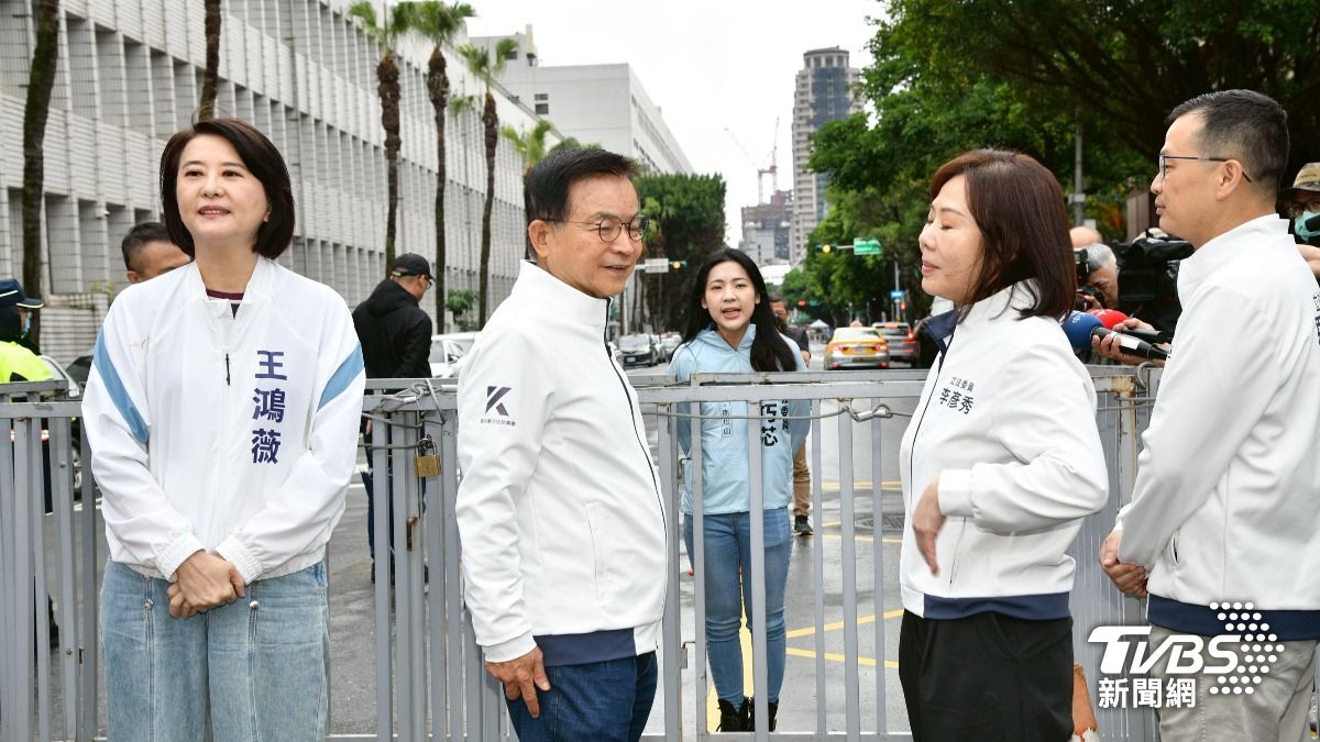 徐巧芯不知何時鑽進管制區,並高喊「426上凱道」口號,現場一陣混亂。(圖/胡瑞麒攝)