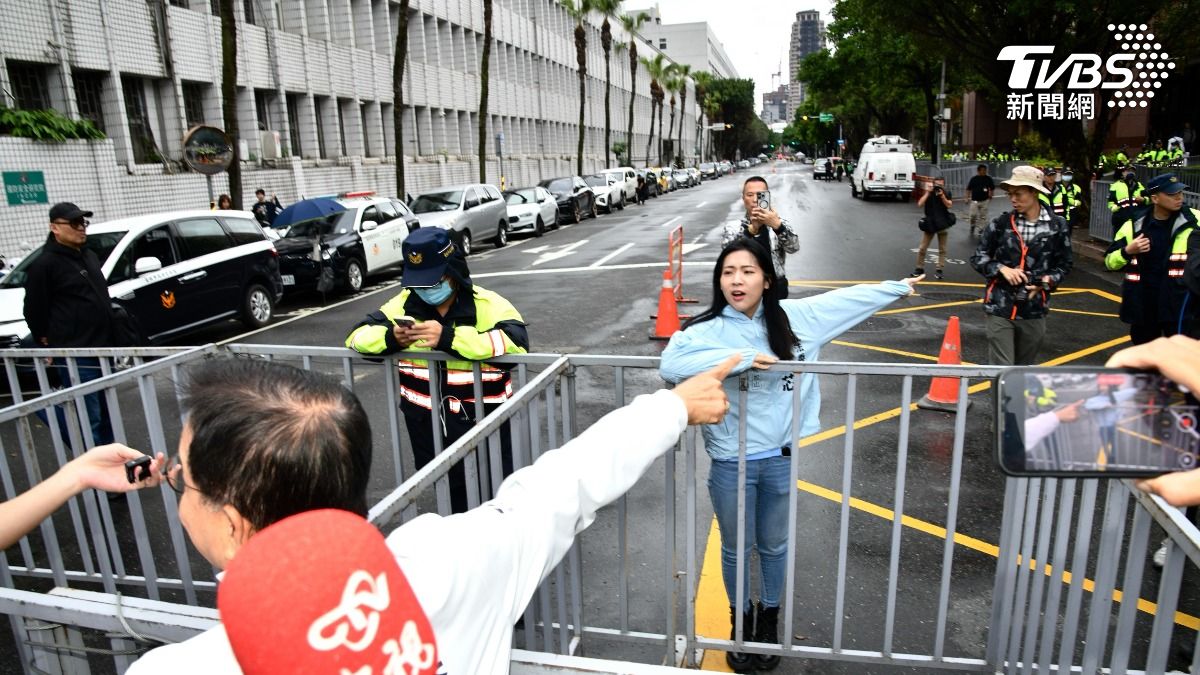 徐巧芯不知何時鑽進管制區,並高喊「426上凱道」口號,現場一陣混亂。(圖/胡瑞麒攝)