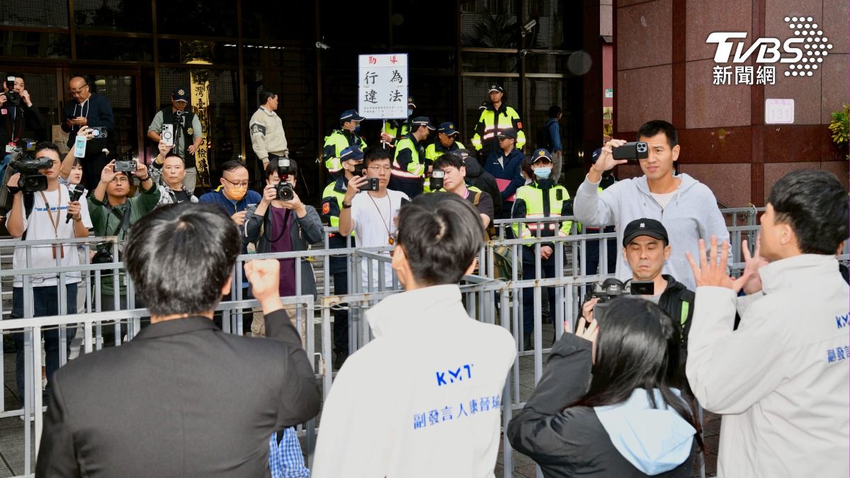警方舉牌警告徐巧芯等人「行為違法」。(圖/胡瑞麒攝)