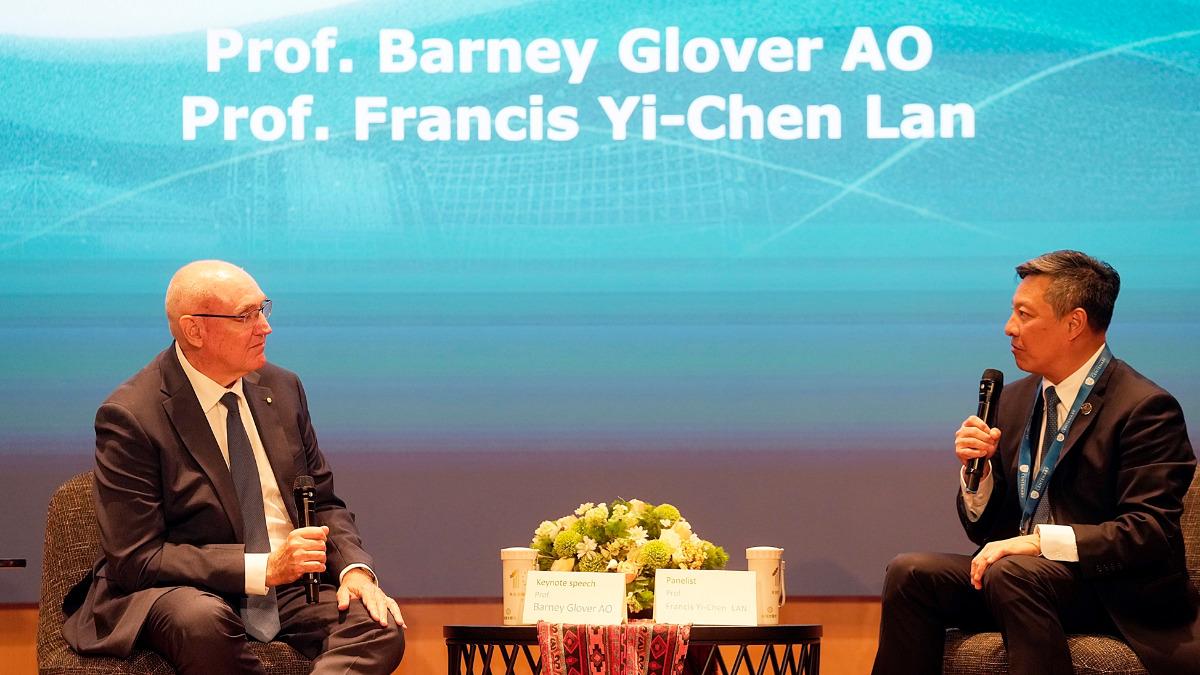 ：輔大藍易振校長(右)與澳洲職業技能署署長Barney Glover教授(左)，針對永續展開深度對談。輔大提供照片