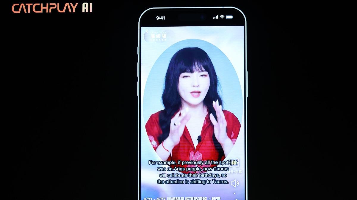 唐綺陽對「AI多語精靈」非常驚豔。(圖/記者張哲鳴攝影)