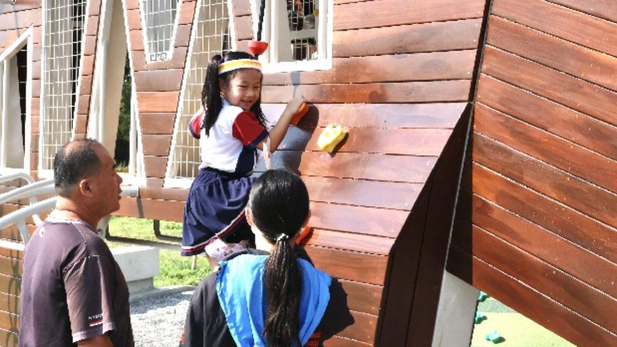 透過滑桿、滑梯與攀爬設施，讓孩子在體驗中與文化對話。（圖／台南市政府提供）