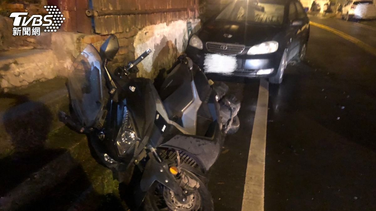 擦撞路邊兩輛自小客車及一輛大型重機。(圖/TVBS)
