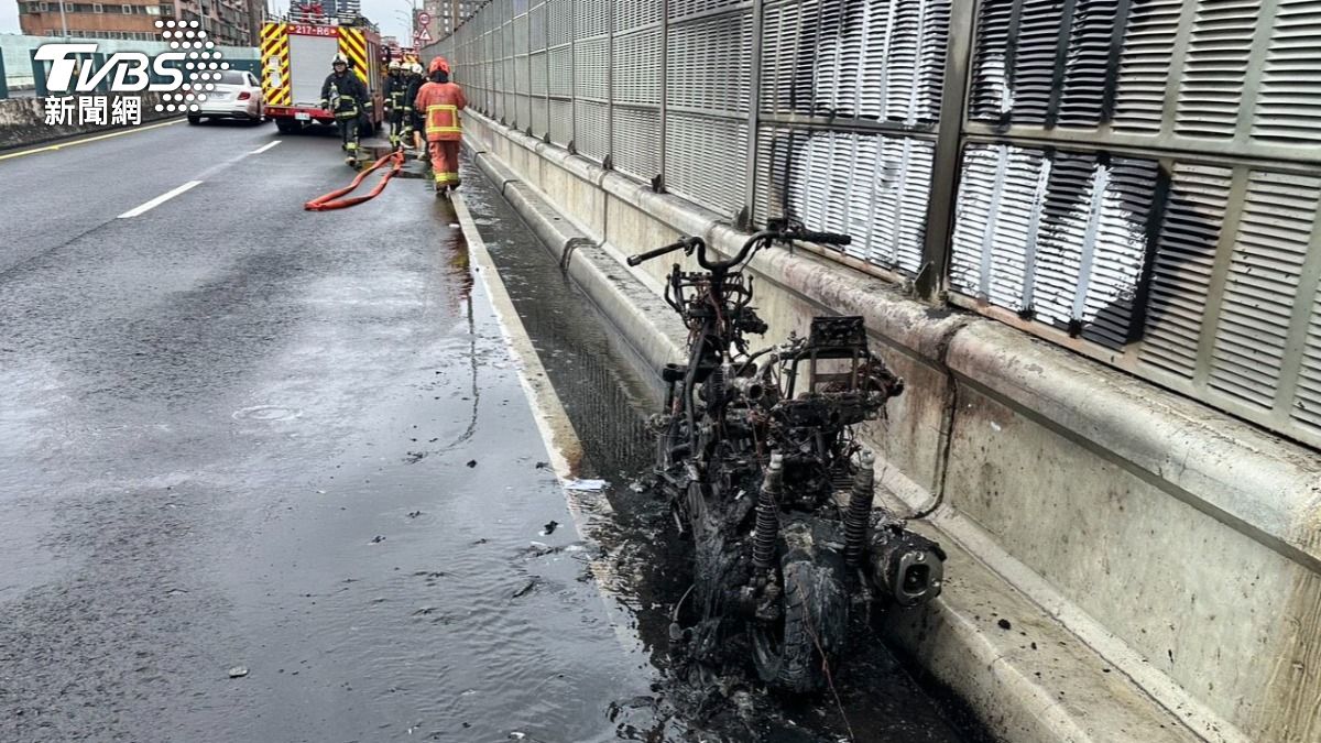 新北重機騎士台64上火燒車 警消到場車被燒到剩骨架